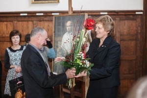 L. Šepkos premijos laureatą Valentą Butkų sveikina Rokiškio krašto muziejaus direktorė Nijolė Šniokienė.